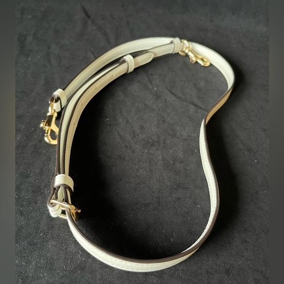 Authentic Coach, white leather adjustable replacement strap Crossbody 50 in - Picture 2 of 6